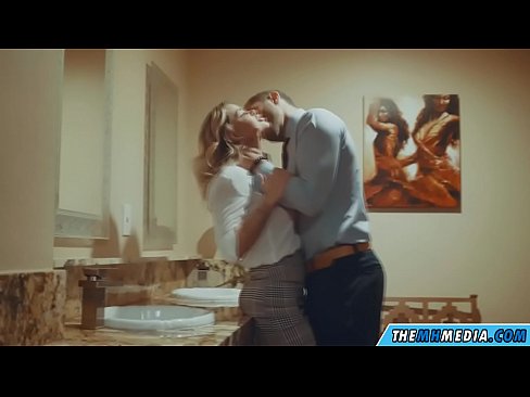❤️ As in busty blonde jo ferliedt yn in iepenbier toilet Seksfideo by wy ❌️❤